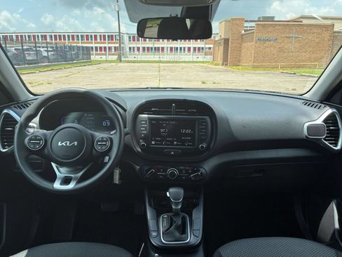 Used 2025 Kia Soul LX w/ LX Technology Package FWD image 26