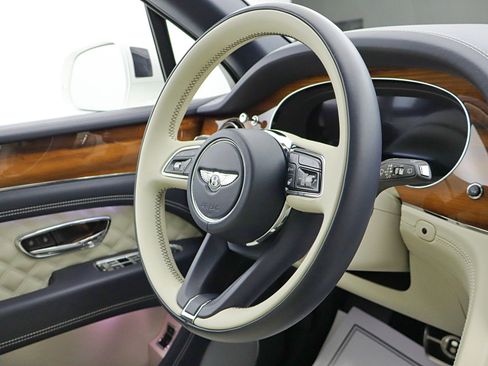 Certified 2022 Bentley Bentayga image 29