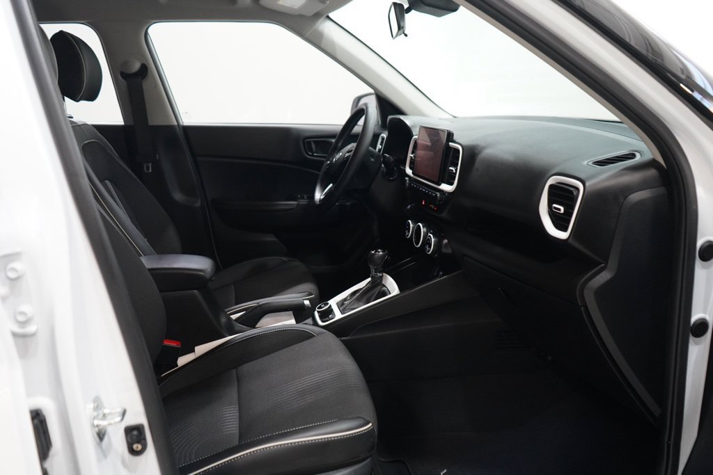 Used 2024 Hyundai Venue Limited FWD image 14