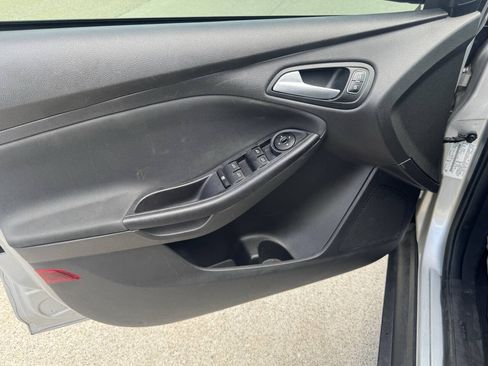 Used 2017 Ford Focus SE w/ Cold Weather Package FWD image 9