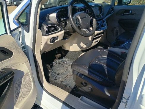 Used 2023 Chrysler Pacifica Touring-L FWD image 22