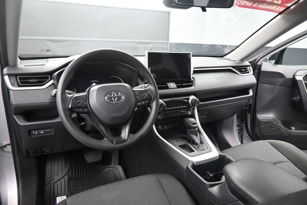 Used 2025 Toyota RAV4 XLE FWD image 15