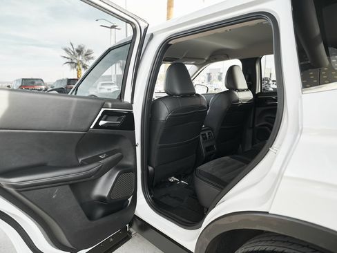 Used 2024 Mitsubishi Outlander SE image 19