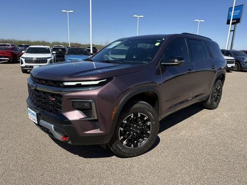 Used 2024 Chevrolet Traverse Z71 image 3