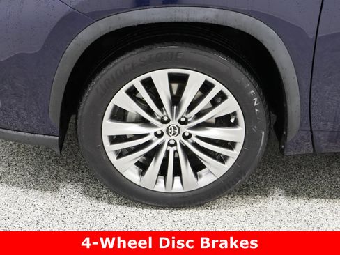 Used 2023 Toyota Highlander Platinum image 11