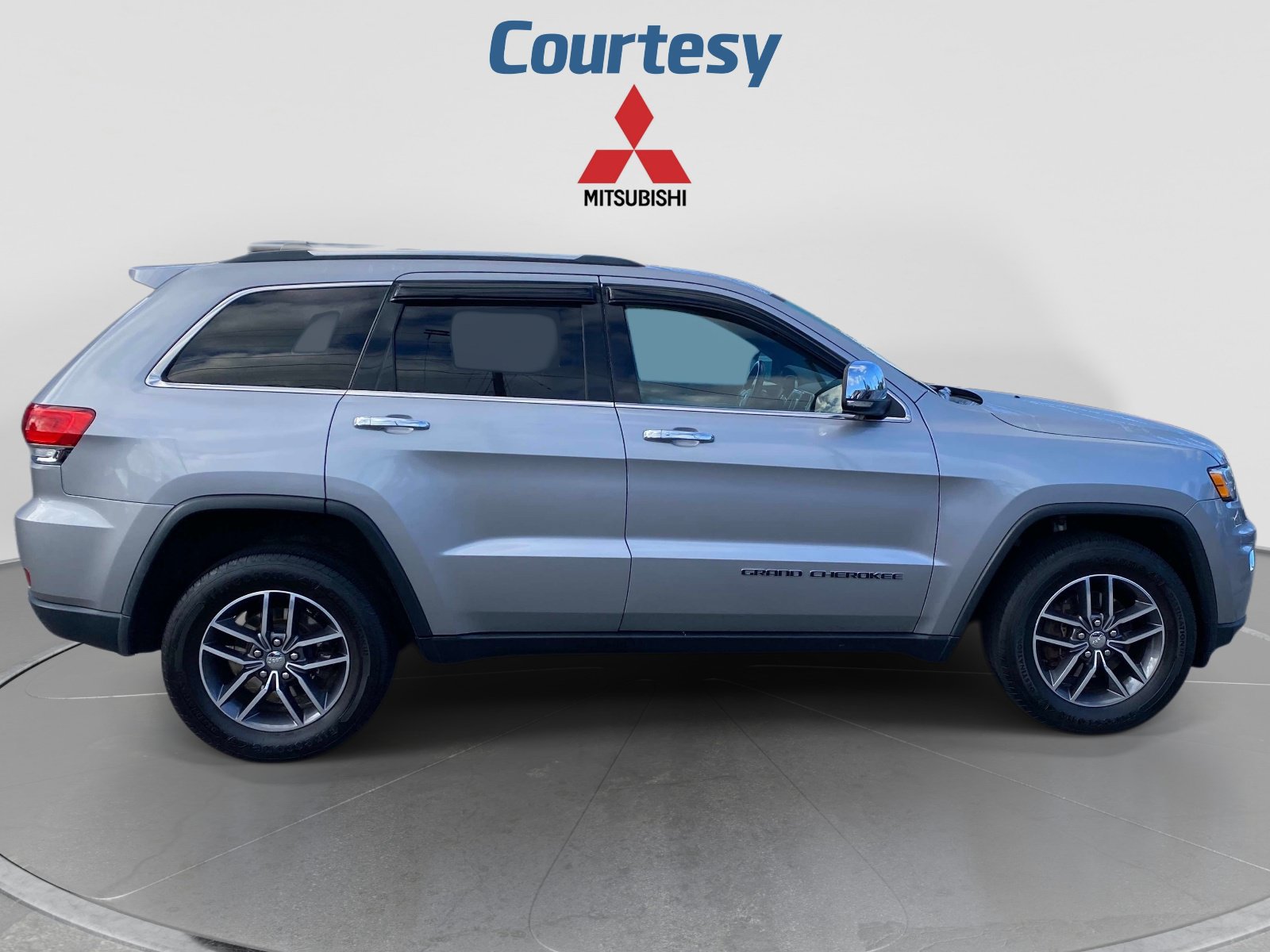 Used 2018 Jeep Grand Cherokee Limited AWD/4WD image 9