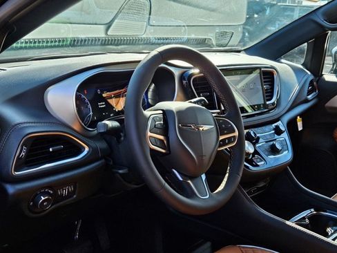 New 2026 Chrysler Pacifica Pinnacle FWD image 3