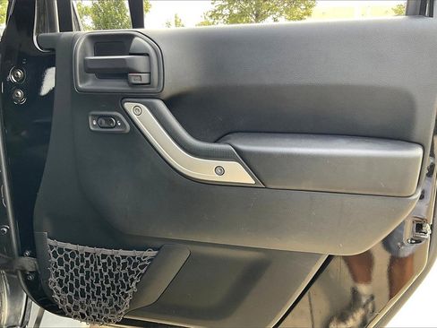 Used 2017 Jeep Wrangler Unlimited Sahara image 23