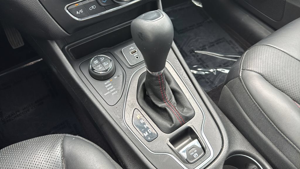 Used 2019 Jeep Cherokee Trailhawk AWD/4WD image 24