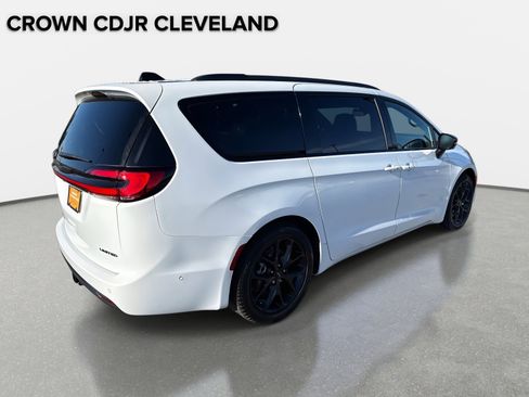 Used 2024 Chrysler Pacifica Limited w/ S Appearance Package image 4