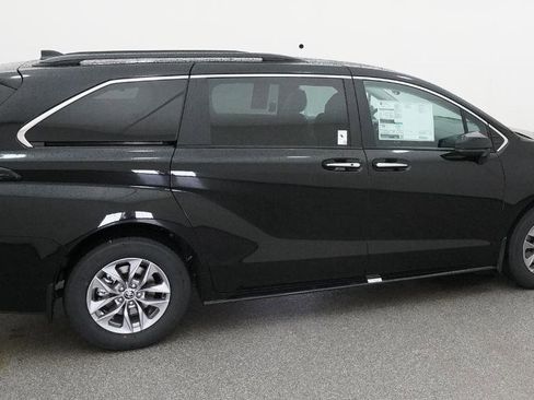 New 2026 Toyota Sienna XLE FWD image 15