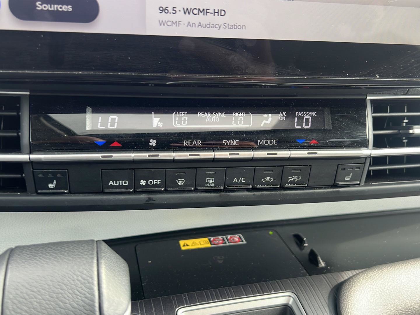 Used 2025 Toyota Sienna XLE FWD image 9