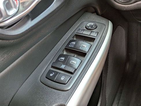 Used 2018 Jeep Cherokee Latitude Plus w/ Comfort/Convenience Group FWD image 23