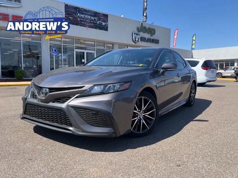 Used 2023 Toyota Camry SE image 1