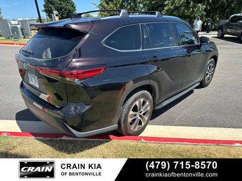 Used 2021 Toyota Highlander XLE FWD image 5