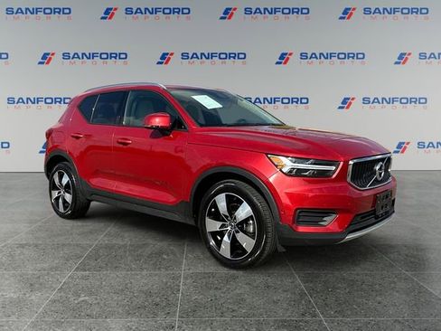 Used 2019 Volvo XC40 T4 Momentum image 7