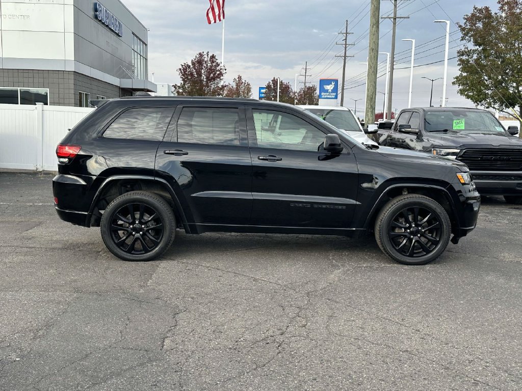 Used 2019 Jeep Grand Cherokee Altitude AWD/4WD image 2