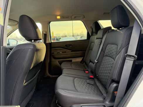 Used 2024 Nissan Pathfinder SV image 17