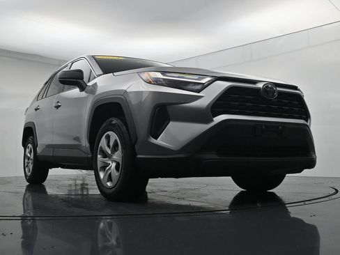 Used 2024 Toyota RAV4 LE AWD/4WD image 32