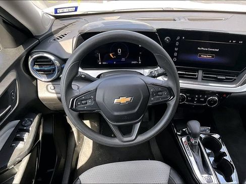 Used 2025 Chevrolet Trax LT FWD image 8