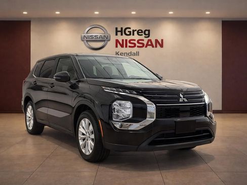 Used 2025 Mitsubishi Outlander ES image 3