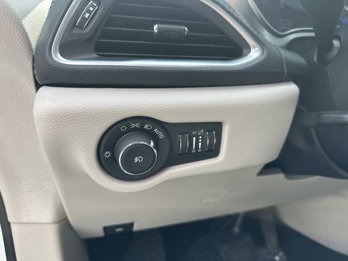 Used 2018 Chrysler Pacifica Limited w/ Advanced Safetytec Group image 25