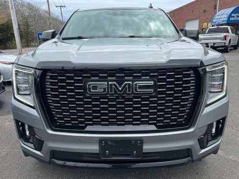 Used 2024 GMC Yukon SLT w/ SLT Luxury Package image 2
