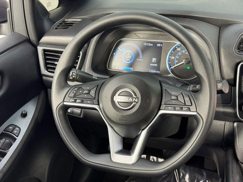 Used 2025 Nissan Leaf S image 18