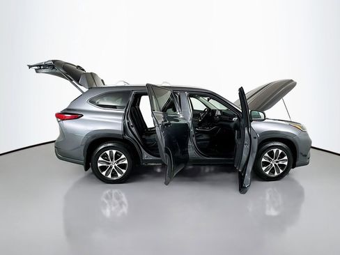 Used 2021 Toyota Highlander XLE AWD/4WD image 24