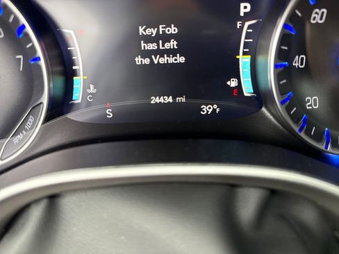 Used 2025 Chrysler Pacifica Select image 19