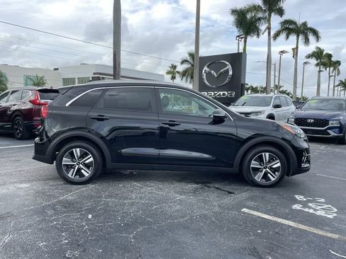 Certified 2022 Kia Niro EX image 2