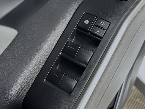 Used 2023 Toyota Highlander XLE image 17