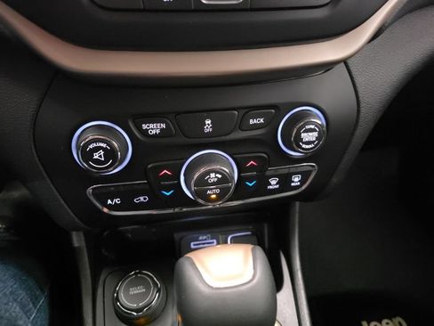 Used 2018 Jeep Cherokee Limited AWD/4WD image 20