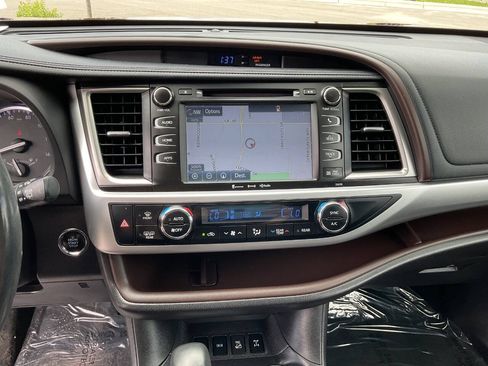Used 2017 Toyota Highlander XLE AWD/4WD image 23