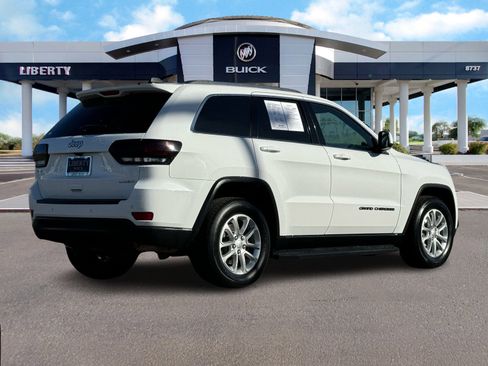 Used 2021 Jeep Grand Cherokee Laredo image 3