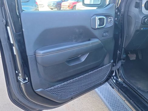 Used 2025 Jeep Wrangler Unlimited Sahara image 6