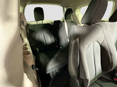 Used 2019 Chrysler Pacifica L FWD image 27