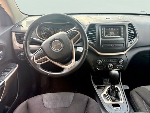 Used 2017 Jeep Cherokee Latitude w/ Safety/Convenience Group FWD image 8