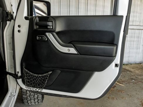 Used 2016 Jeep Wrangler Unlimited Sahara w/ Connectivity Group AWD/4WD image 43