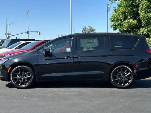 New 2027 Chrysler Pacifica Limited FWD image 7