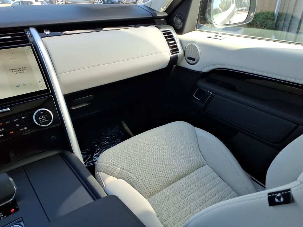 Certified 2025 Land Rover Discovery S AWD/4WD image 23