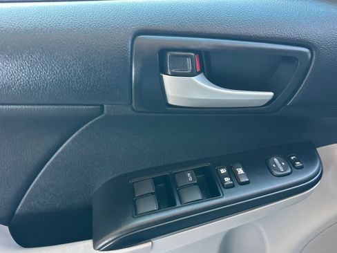 Used 2013 Toyota Camry LE FWD image 11