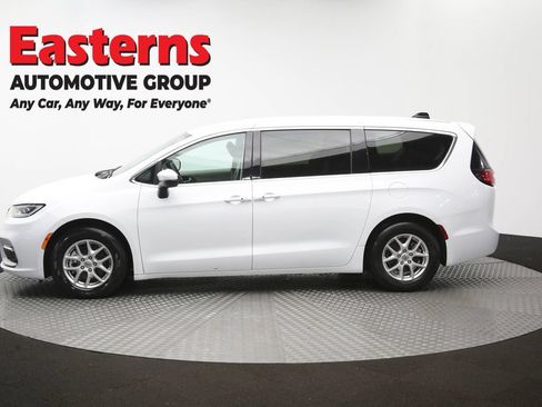 Used 2023 Chrysler Pacifica Touring-L FWD image 60