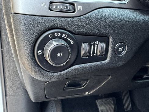 Used 2019 Jeep Cherokee Limited AWD/4WD image 35