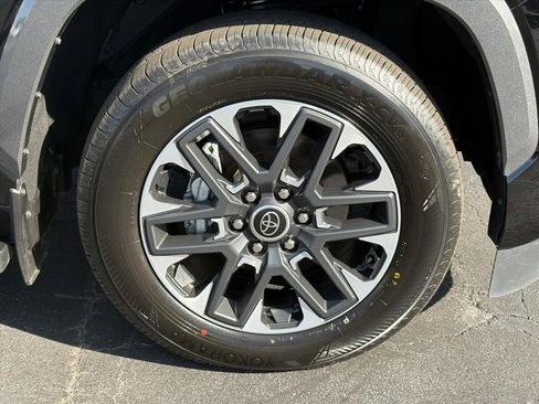 Used 2023 Toyota Sequoia Limited image 32