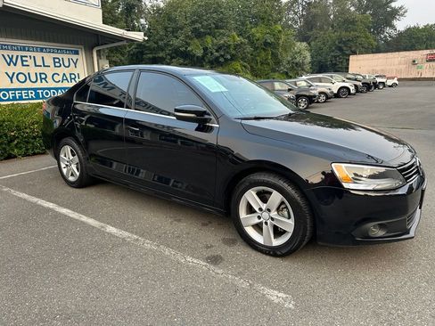 Used 2012 Volkswagen Jetta TDI FWD image 3