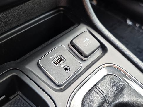 Used 2019 Jeep Cherokee Limited FWD image 43