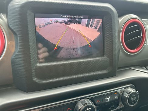 Used 2020 Jeep Wrangler Unlimited Sahara AWD/4WD image 17