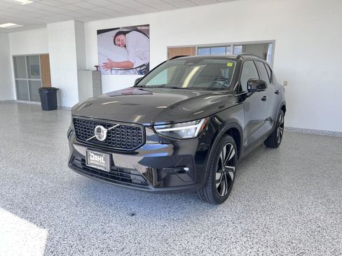 Used 2023 Volvo XC40 B5 Ultimate w/ Protection Package Premier AWD/4WD image 3