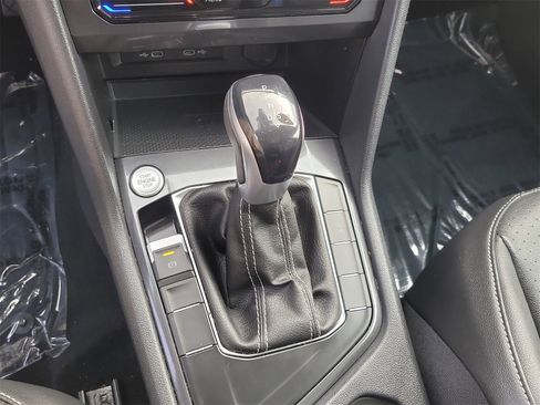 Used 2022 Volkswagen Tiguan SE w/ Panoramic Sunroof Package image 28